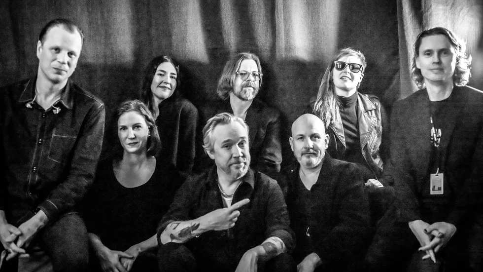 Fredrik Emdén, uppe till höger, blev som en åttonde medlem i Lars Winnerbäcks band under höstturnén 2023, den som låg till grund för reportageboken "Alltid nästan där - genom Sverige med Lars Winnerbäck". Bilden tagen efter turnéavslutningen den 9 december.