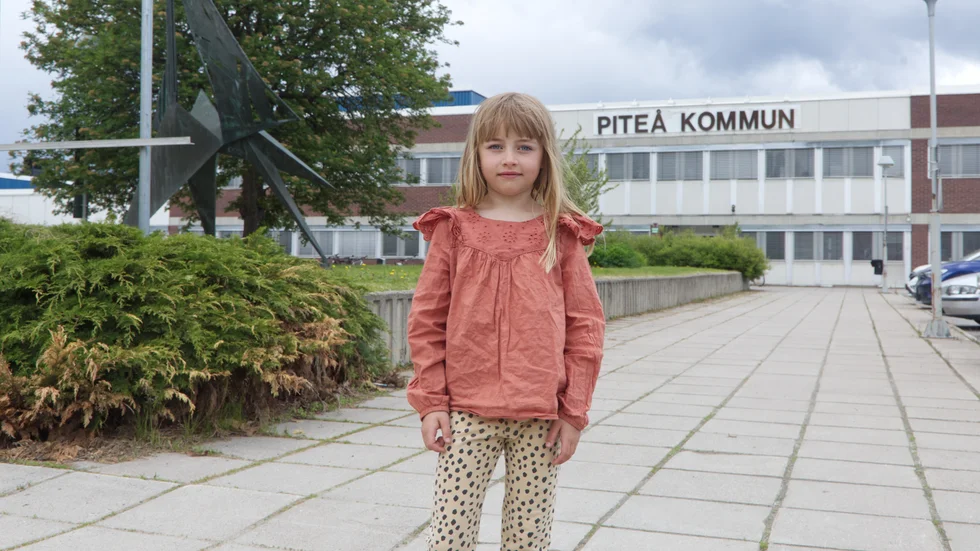 7-åriga Majken Skarin imponerade på fastighets- och servicenämnden när hon berättade om sitt Piteförslag. Hon fick delvis gehör, plättarna är tillbaka men nämnden säger nej till att ta tillbaka ärtsoppan i det här skedet.