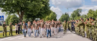 Här muckar Uppsalas värnpliktiga – se glädjescenerna