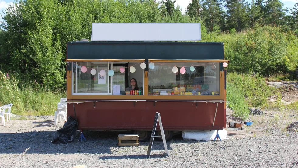 Det rullande kaféet, som är inrett i ett gammalt 30-släp (som högst får köras i 30 km/h) är ännu inte helt färdigt. Snart ska hon måla det som en prinsesstårta.