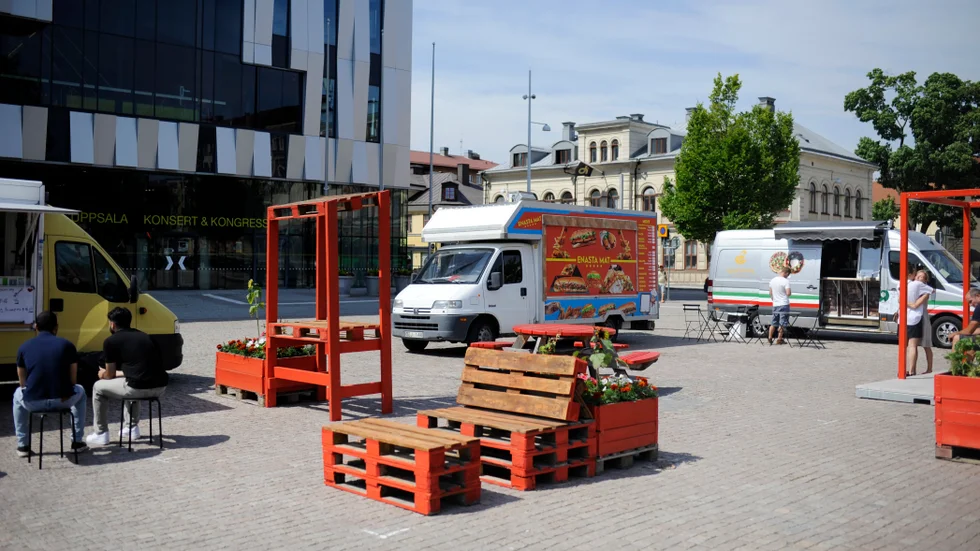 På Vaksala torg håller matförsäljarna på att plocka fram inför lunchruschen.