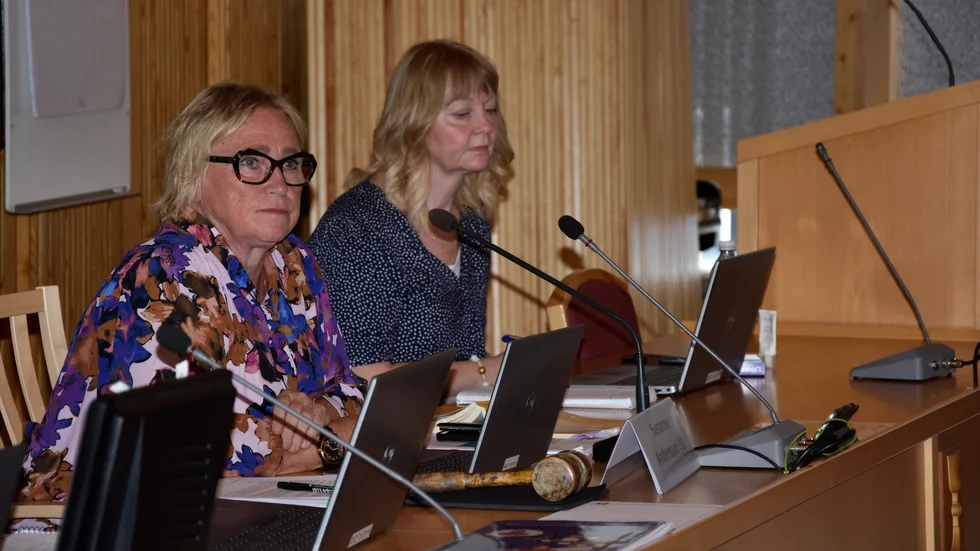 Susanne Andersson, intill henne Maria Henriksson, kommundirektör, på kommunstyrelsens sammanträde.