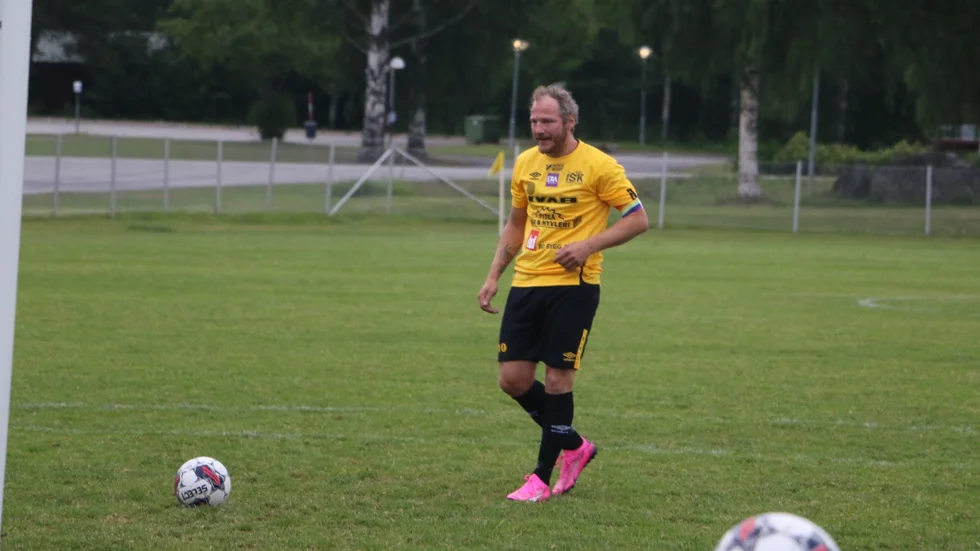 Linus Olsson gjorde hattrick för Infjärden innan han sköt sin straff i ribban