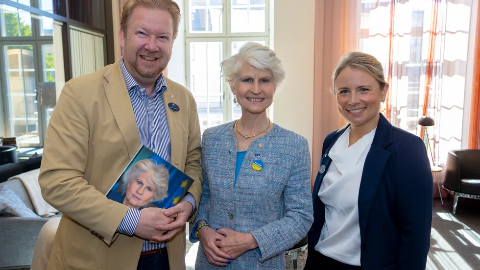 Anna Maria Corazza Bildt omgiven av Östsvenska Handelskammarens vd Simon Helmér och vice vd Maria Björk Hummelgren.