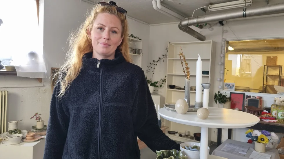 Ewelina Ringberg Gustafsson i butiksdelen i Keramikeriet