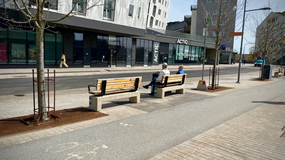 Utan skydd. JCDecaux skriver om vad de anser ligger bakom att väderskydden försvann från busshållplatserna.