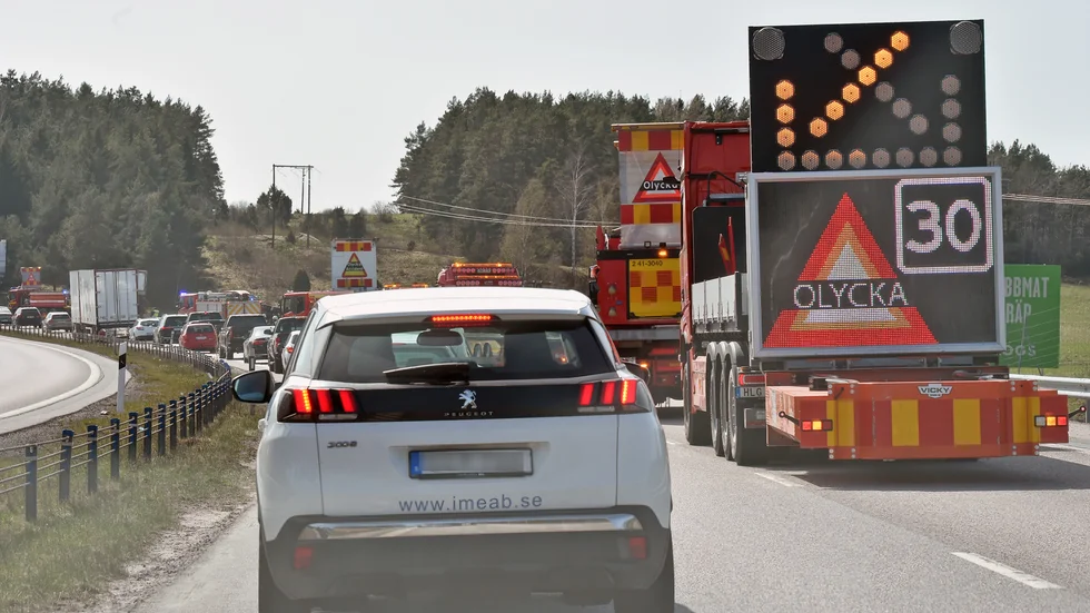 Under onsdagseftermiddagen och kvällen var köerna långa förbi olycksplatsen.