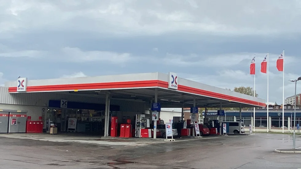 Här fastnade den kvinniga knarkkuriren på bild när hon tankade och köpte glass.