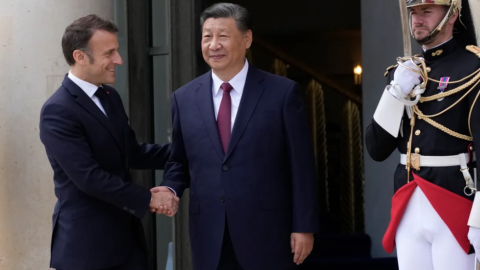 Emmanuel Macron skakar hand med KInas president Xi Jinping.