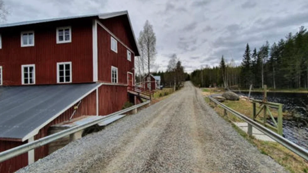 Kalvträsk kvarn ligger i Sikån, strax uppströms Kalvträsket och strax sydväst om byn Kalvträsk.
