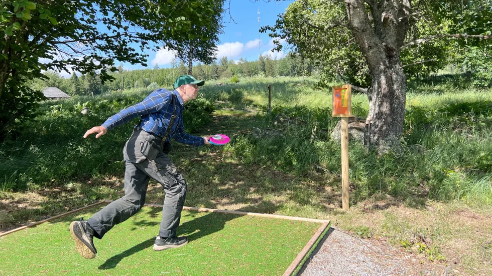 Olle Carlsson gör ett utkast från hål ett. Han berättar att föreningen var snabba på att nappa på idén att anlägga en discgolfbana på föreningens mark. 