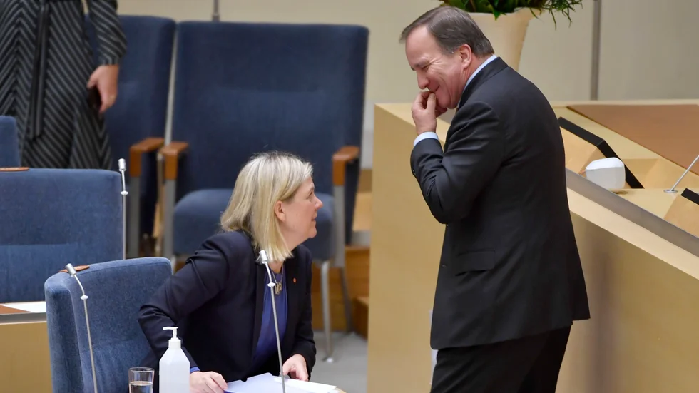 De tidigare statsministrarna Stefan Löfven (S) och Magdalena Andersson (S) under en debatt i riksdagen. 