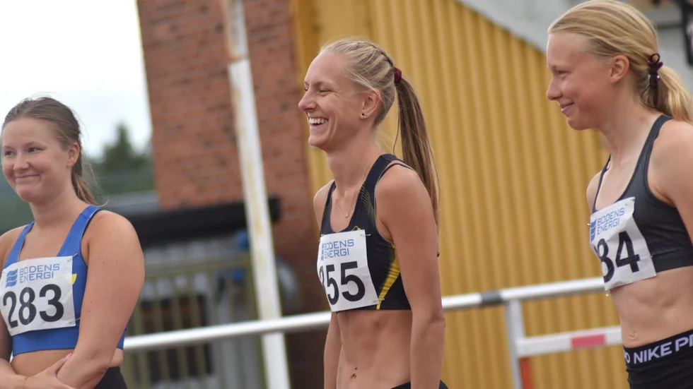 Thea Norlund kostar på sig ett leende efter sitt fina lopp i Boden på 800 meter. 2.10,89 är hennes näst bästa tid någonsin. Dessutom i ett lopp helt utan draghjälp.