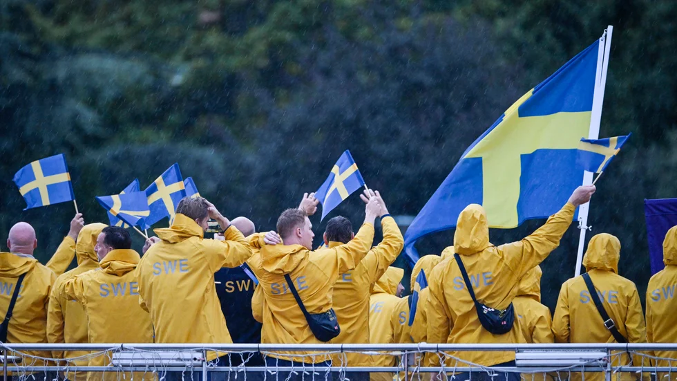 Delegationen från Sverige anländer på sin båt på floden Seine då sommar-OS i Paris invigs.