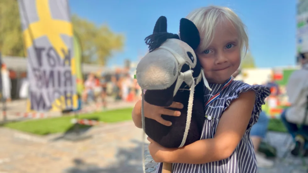 Alicia Planken, 5 år, med hästen Bella var nöjda och glada när de kom i mål. Alicia hoppar mycket käpphäst hemma i trädgården med sin grannkompis, berättar Alicias mamma till tidningen. 