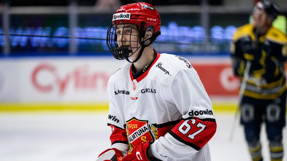 Filip Ekberg gjorde stor succé när han stod för ett hattrick i sin första match i allsvenskan. Nu lämnar forwarden Ais, förmodligen för spel i kanadensiska juniorligan.
