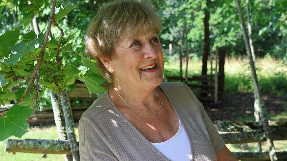 Kerstin Andersson utanför Kaplansgården.