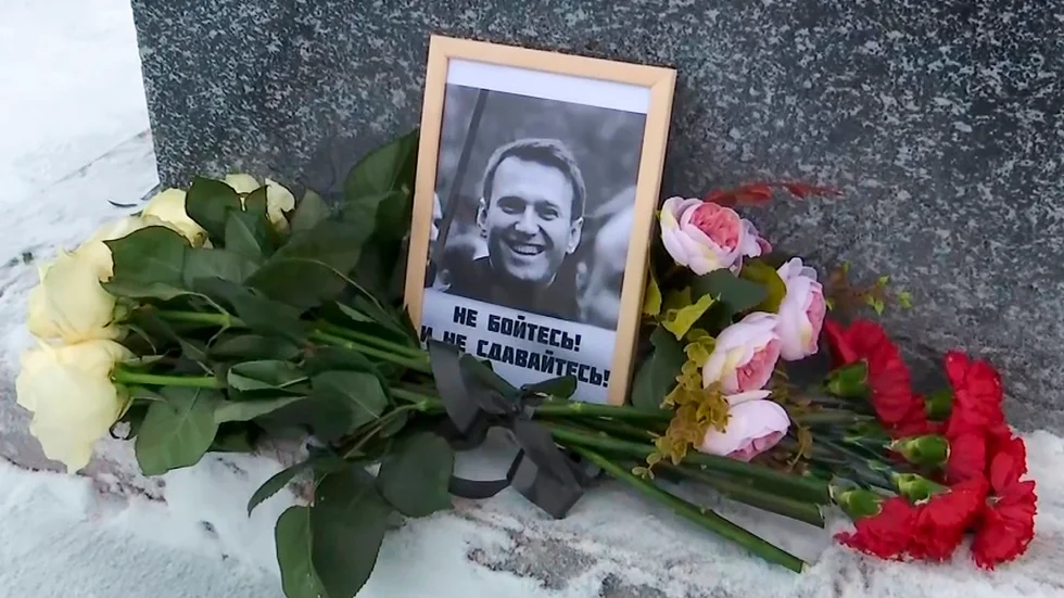 Aleksej Navalnyjs bild vid en minnesplats för regimkritikern som hans mamma ordnat i staden Salechard.
