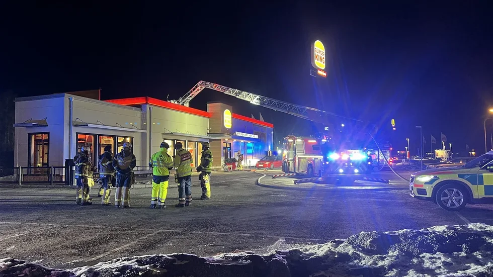 En stor mängd räddningspersonal deltog i släcknings- och efterarbetet på Burger King på lördagskvällen.