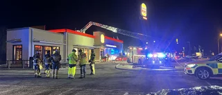 Burger king utrymdes: "Slog lågor genom taket"