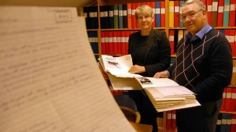 Ingela Bergman och Kurt Burman uttrycker stor glädje för museets räkning över den donation som förärats Silvermuseet av privatpersonen Tore Johansson.