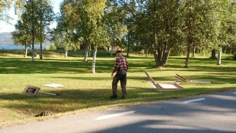 Lennart Löfgren upprörs över skadegörelsen, och överväger polisanmälan.