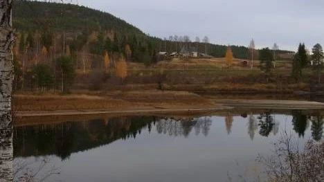 En spegelblank älv en morgon i oktober.