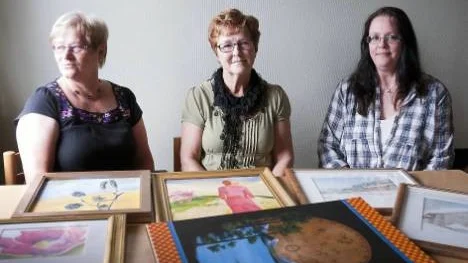 Karin Rundström, Iris Bergström och Marina Nygren har alla band till Glommersträsk. Nu i helgen ställer de ut sin konst i Centrumhuset i byn, som en del av projektet Glommerssommar.