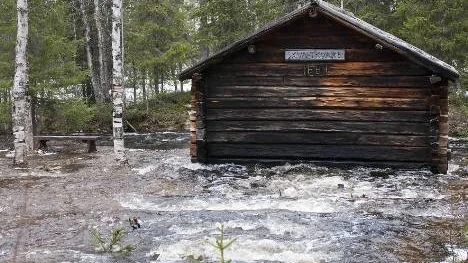 Den kraftiga vårfloden hotar den gamla Skvaltkvarnen.
