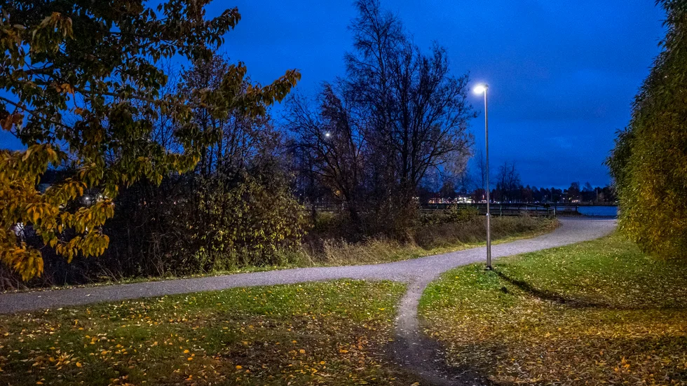 Det kan bli blåstigt och en del regn under dagen. I fjällen kan det komma regn eller blötsnö. 