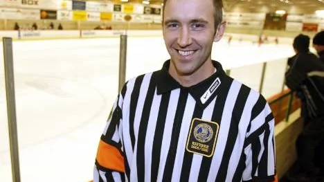 Älvsbyns Linus Öhlund har tagit klivet från divisionsdomare till huvuddomare i Hockeyallsvenskan. Men allt började egentligen här, i Älvåkras ishall, med en tränare som tvingade sitt unga hockeylag att gå en domarkurs.