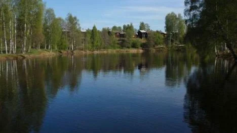 Mycket vatten i Skellefteåälven med Bonnstan i bakgrunden.