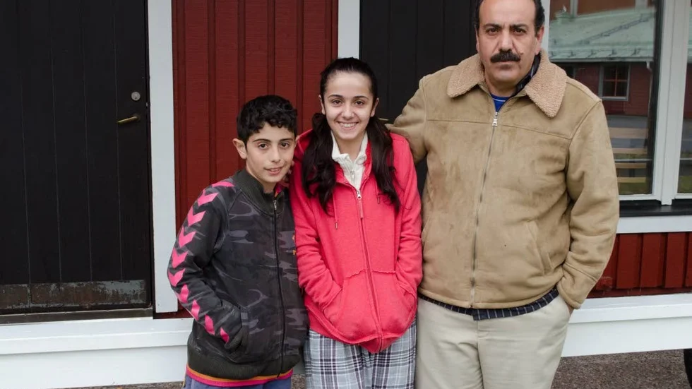 Väntan. Rayan, 12 år, Salam, 13 år och pappa Fahmi Fahrani, bor just nu i en bungalow på Piteå havsbad, medan de väntar på uppehållstillstånd. Väntan har hittills varat i 11 månader och under tiden har de hunnit flytta fyra gånger. Foto: Ulrika Vallgårda