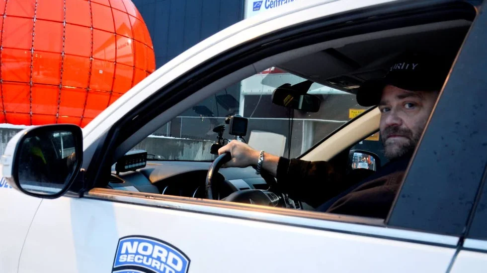 Glåpord. Jörgen Olofsson på  Nord Security berättar att parkeringsvakter på mindre orter oftast är förskonade från hot. "Det händer att vi får glåpord", säger han.