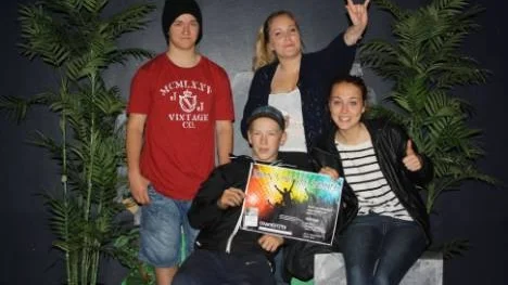 Eleverna Joel Markström, Ida Rosengren, Tim-Johan Strömberg och Angelika Källström med affischen för examensfesten.