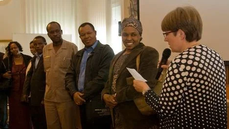 Välkommen till Arvidsjaur. Fullmäktiges ordförande Eivor Sandström (S) tog emot Mama Theresia, fullmäktigeordförande i Mwanga i Tanzania, hennes kommunchef Joseph Njau och de övriga i den delegation från Tanzania som under denna vecka besöker Arvidsjaur.