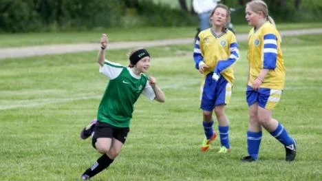 Elin Öhman jublar över Rosviks första mål i årets Summer Games.