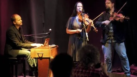 Folkmusikgruppen Triakel gästade Krokodil. Från vänster: Janne Strömstedt tramporgel, Emma Härdelin fiol och sång och Kjell-Erik Eriksson, fiol.