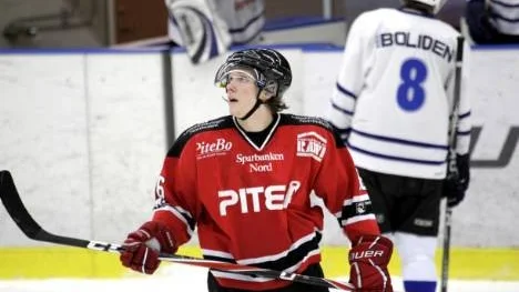 Petter Emanuelsson, som spelat 20 matcher för Piteå Hockey den här säsongen, fortsätter nu med Skellefteå AIK i elitserien. I onsdags, när Skellefteå besegrade Växjö, gjorde Petter ett av målen - hans första i elitserien.