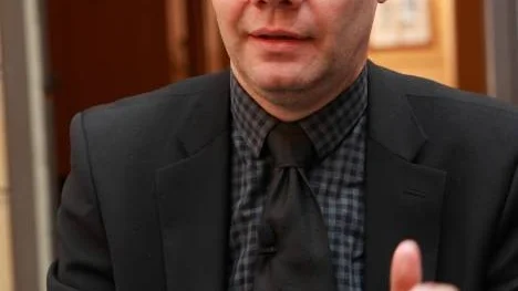 Peter Englund och de övriga i Svenska Akademien kritiserar nedläggningen av översättarutbildningen.
