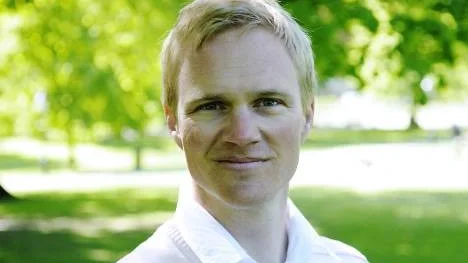 Mat- och vinkännaren Jens Dolk leder Mitt kök tillsammans med tvåan i världens största kocktävling Bocuse D"Or, Tommy Myllimäki. 11-14 juli besöker de Piteå.