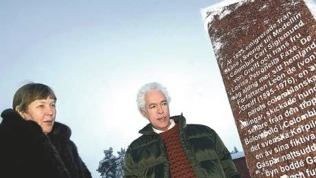 FRAMFÖR  MONUMENT. Under årets Nattfestival i Korpilombolo kommer bland annat León de Greiffparken mitt i byn att invigas. Här betraktar Linnea Nylund och Julian Vasquez minnesstenen som redan rests.  FOTO: ROLAND S LUNDSTRÖM