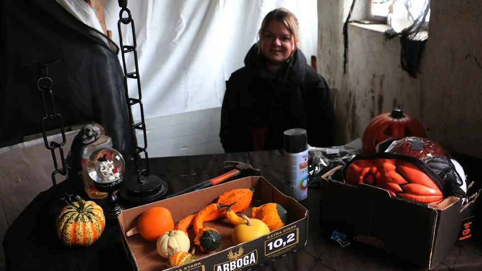 Förberedelserna pågår för fullt. "Vi gör det här för att det är kul" säger Johanna Sandin  som håller på att skapa en spökvandring i sin ladugård i Tigerstad utanför Mörlunda