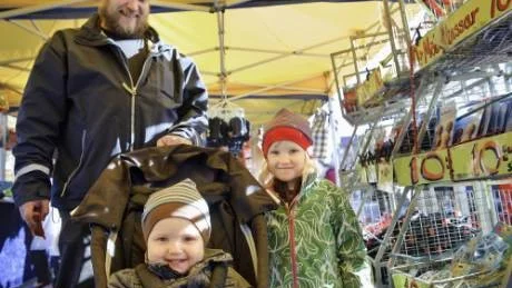 SMÅKUL. Jonas Harju tog med barnen Loke, 2 år och Lova, 4 år till höstmarknaden.