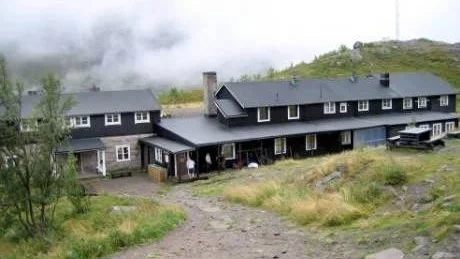 SNACK OM MAGSJUKA. Kebnekaise turiststation höll stängt i en vecka på grund av vinterkräksjuka. Men det var för kort tid, skriver en läsare på kuriren.nu och berättar om ett sällskap som insjuknat i magsjuka efter påskens resa till Kebne. På fjällstationen avfärdar man uppgifterna.