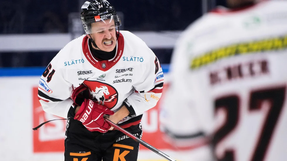 Rasmus Kahilainen till vänster i bild kommer att vara spelklar för VIK redan i matchen mot Almtuna kommande fredag. På Bilden finns också den förre VIK:aren Sebastian Benker.