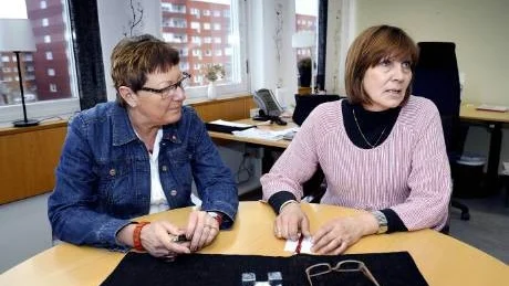 FLYTTAR. Socialnämndens ordförande Eva Bergström lämnar alla sina politiska uppdrag i Luleå, hon ska flytta "hem" till Örnsköldsvik. S-ordföranden Britt Westerlund (tv) kan bara beklaga.