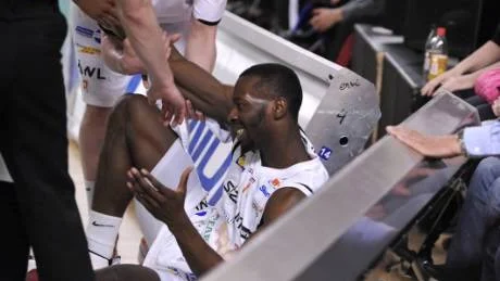 l Dee Ayuba dunkades till marken av Gustav Nyström.