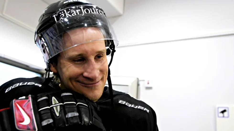 Jonathan Hedström gör comeback som hockeyspelare.