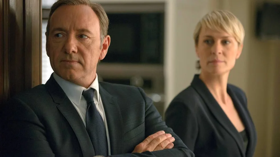 Serie om politik. Kevin Spacey som Francis Underwood och Robin Wright som Clair Underwood i en scen från Netflixserien "House of Cards".